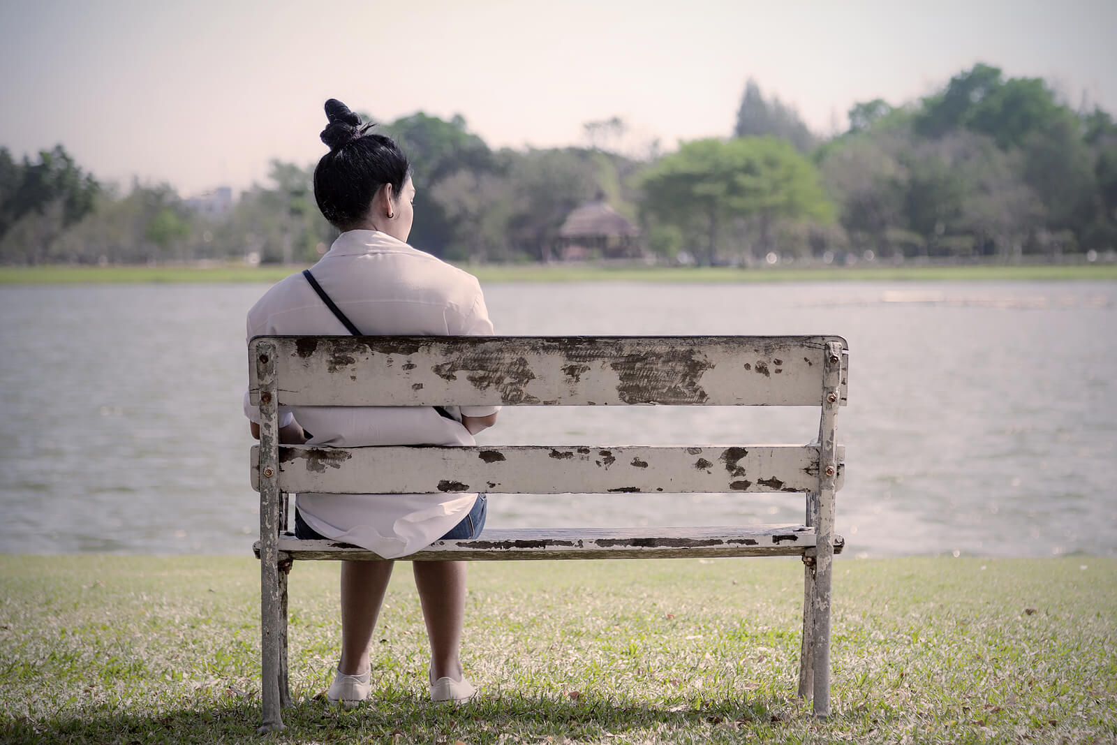A woman sits on a bench as she looks at a lake. Trying to go deeper and learn about yourself? Depth Therapy in Houston, TX might be right for you. Speak with an online therapist in Texas to see if it is a right fit for you. 