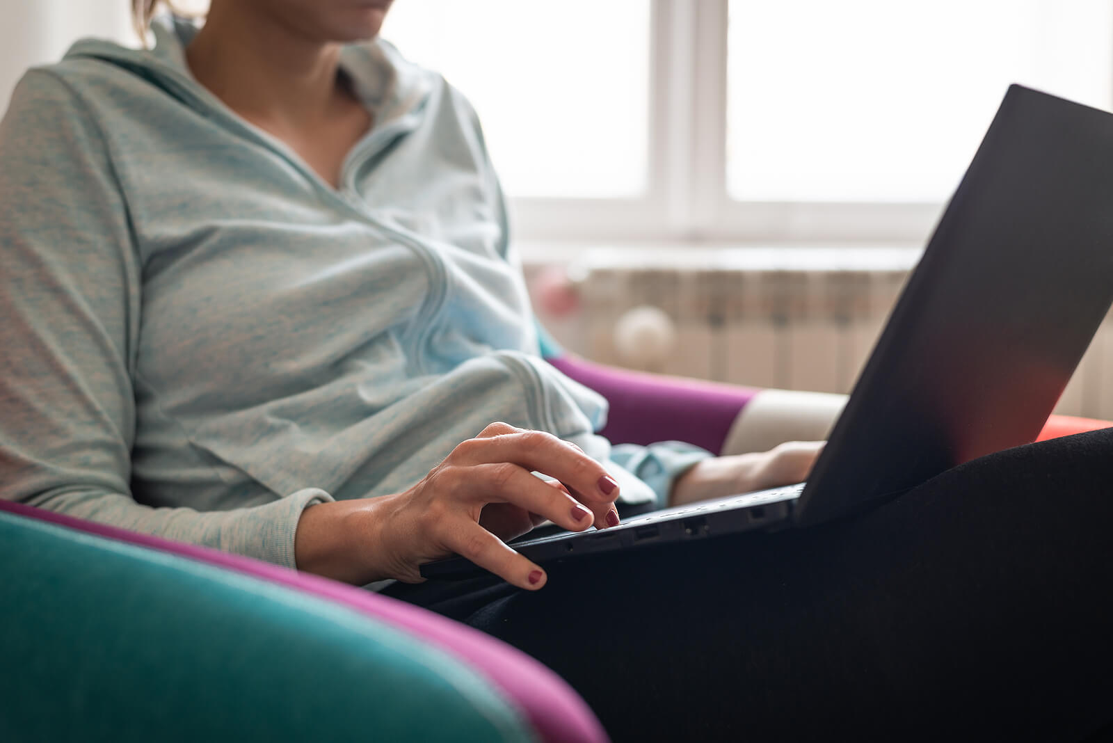 A woman types on her laptop. Want to start counseling with a trauma therapist to work on your developmental trauma in Austin, TX? Reach out to learn more about trauma therapy.